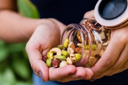 230929111535-04-eating-nuts-wellness-mixed-stock